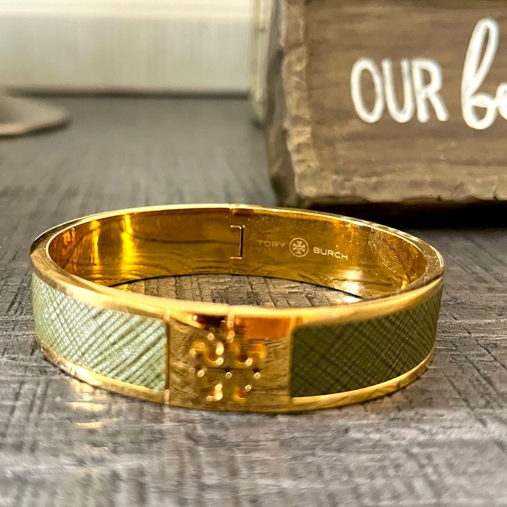 NWT‎ Tory Burch Textured Green Leather Logo Bracelet